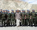 Su Majestad la Reina con las tropas argentinas de Naciones Unidas en Gonaives (Haití)