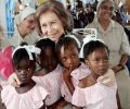 La Reina Sofía con cuatro niñas durante su visita a la escuela San Francisco de Asís en Gonaives (Haití)