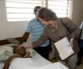 Doña Sofía visita a los enfermos ingresados en el hospital del centro de desplazados de Eben-Ezer, de la ciudad haitiana de Gonaives