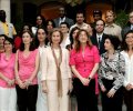 Doña Sofía con el personal de la Embajada española en el nuevo local del Centro Cultural de España en Puerto Príncipe