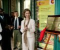 Su Majestad la Reina descubre una placa durante la visita que ha realizado al Centro Cultural de España en Puerto Príncipe
