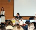 Su Majestad escucha las palabras de la ministra de Ciencia e Innovación, Cristina Garmendia