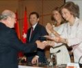 Doña Sofía entrega un diploma a uno de los galardonados