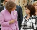 Su Majesad la Reina conversa con la esposa del presidente del Líbano, Michel Sleiman, durante la visita al Centro Alzheimer