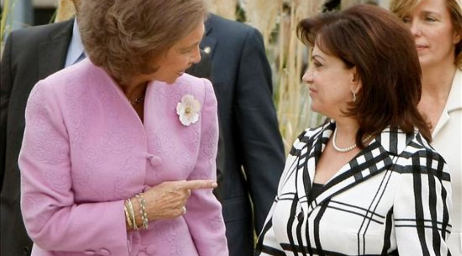 Su Majesad la Reina conversa con la esposa del presidente del Líbano, Michel Sleiman, durante la visita al Centro Alzheimer