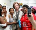La Reina, con varias mujeres del centro de formación profesional para jóvenes mujeres Good Samaritan Training Centre