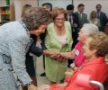 Doña Sofía saluda a varios de los residentes del centro