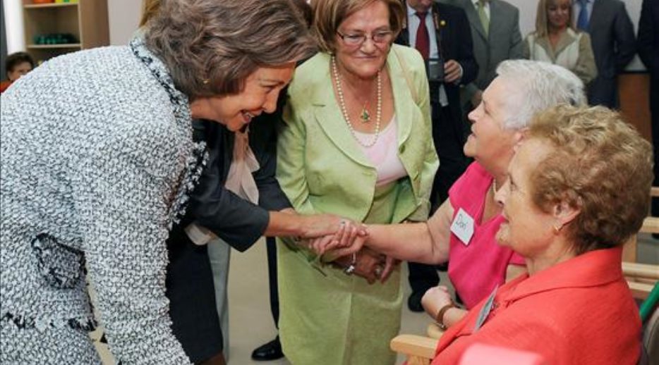 Doña Sofía saluda a varios de los residentes del centro