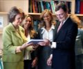 La Reina, con las ministras de Sanidad y Política Social y de Ciencia e Innovación, y el presidente de PricewaterhouseCoopers