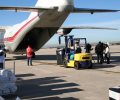 Carga del avión con suero para Haití