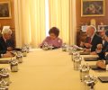 Su Majestad la Reina durante la firma del convenio de colaboración