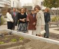 Doña Sofía junto a Cecilia Morel en los jardines del complejo asistencial Reina Sofía