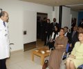 Su Majestad la Reina y Su Alteza la Jequesa escuchan las explicaciones del Doctor Pablo Martínez