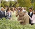 La Reina y la Jequesa en la zona de plantas aromáticas y el huerto