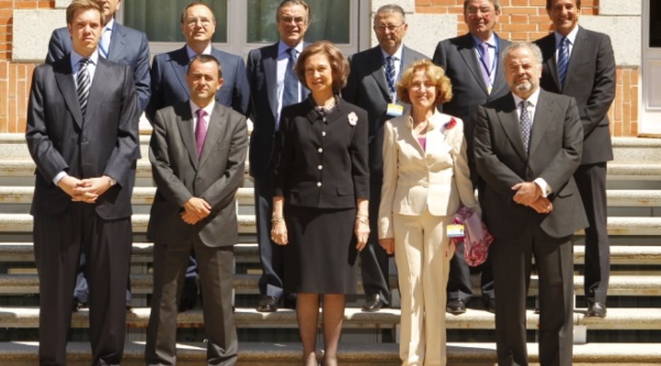 Su Majestad la Reina con los firmantes del acuerdo