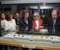 A su llegada al centro, Doña Sofía recibió un ramo de flores