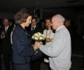 A su llegada al centro, Doña Sofía recibió un ramo de flores