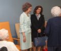 Su Majestad la Reina y la presidenta de la Fundación Champalimaund, Leonor Beleza, conversan con unas residentes de la Fundación CIEN