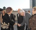 Su Majestad la Reina saluda a Pasqual Maragall a su llegada
