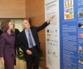 Doña Sofía recibe explicaciones del director del Proyecto Alzheimer 3, Javier de Felipe