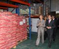 Doña Sofía recorre la zona de almacenamiento de alimentos