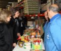 Su Majestad la Reina Doña Sofía conversa con los voluntarios en el Banco de Alimentos de Valladolid