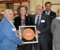 Su Majestad la Reina Doña Sofía recibe un recuerdo conmemorativo de su visita a las instalaciones