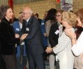 Doña Sofía recibe el cariño de los voluntarios presentes en la visita