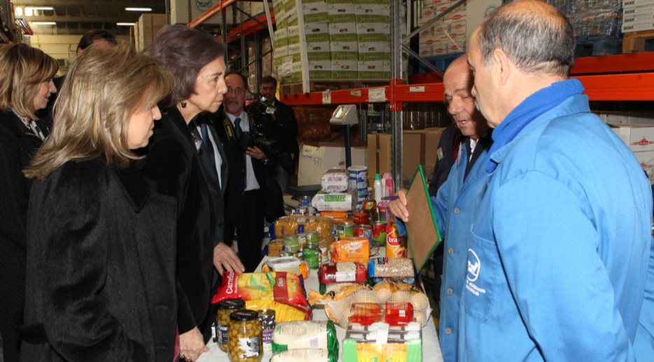 Su Majestad la Reina Doña Sofía conversa con los voluntarios en el Banco de Alimentos de Valladolid