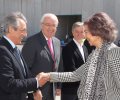 Su Majestad la Reina Doña Sofía saluda al director General de Mercazaragoza, Constancio Ibáñez Casanova