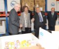 Su Majestad la Reina Doña Sofía atiende las explicaciones durante la visita guiada por las instalaciones