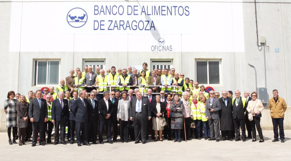 Doña Sofía junto a los voluntarios y el personal perteneciente al Banco de Alimentos de Zaragoza