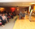 Doña Sofía, junto al resto de las autoridades, durante la conferencia inaugural por parte de Katarzyna Hess-Wiktor