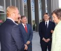 Doña Sofía, a su llegada, conversa con el delegado del Gobierno en la Comunitat Valenciana, Juan Carlos Moragues; el alcalde de Alicante, Gabriel E...
