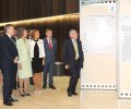 Su Majestad la Reina durante su recorrido por una muestra de paneles de científicos de la Fundación Cien