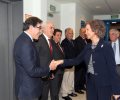 Su Majestad la Reina Doña Sofía recibe el saludo del doctor miembro del comité científico, Fernando Rodríguez Artalejo