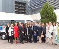 Su Majestad la Reina Doña Sofía junto con las damas diplomáticas y la nueva furgoneta adquirida © Casa de S.M. el Rey 