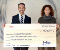 Benito Lojo, de la Fundación Reina Sofía, recibe el cheque de manos de la directora de marketing de Cofidis, Carolina de la Calzada