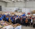 Vista general de las instalaciones del Banco de Alimentos de Salamanca con Doña Sofía acompañada de las autoridades y voluntarios presemtes en la v...