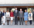 Fotografía de grupo de Sus Majestades los Reyes y Sus Majestdes los Reyes Don Juan Carlos y Doña Sofía junto a las autoridades asistentes al acto 