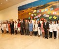 Fotografía de grupo de los Reyes con investigadores, personal directivo y trabajadores del Centro Alzheimer Fundación Reina Sofía 