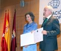 Su Majestad la Reina Doña Sofía tras hacer entrega de uno de los diplomas a las organizaciones colaboradoras en reconocimiento del apoyo recibido 