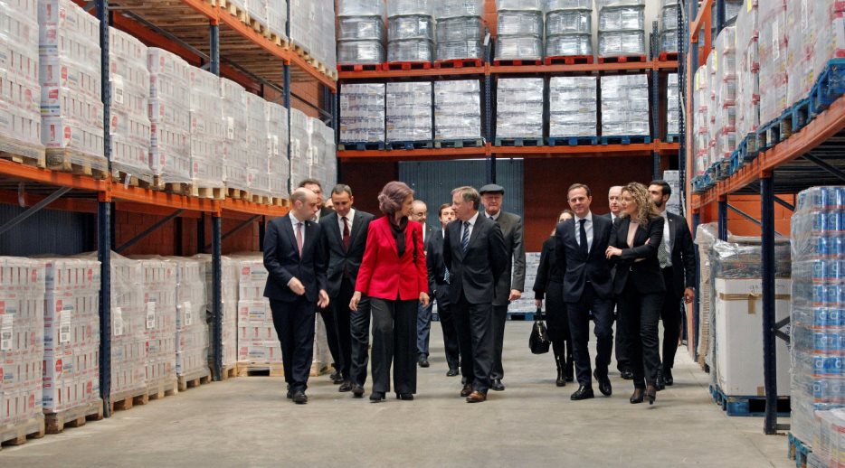 Su Majestad la Reina Doña Sofía durante la visita a las intalaciones de la Fundación Banco de Alimentos de Alicante