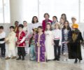 Su Majestad la Reina junto a un grupo de niños de varios paises