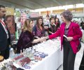 Doña Sofía a su paso por un stand del bazar