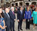 Fotografía de grupo de Doña Sofía con las autoridades que la recibieron a su llegada