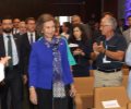 Su Majestad la Reina recibe una colurosa bienvenida a su llegada al salon de actos de la Facultad de Medicina de Santiago de Compostela