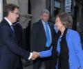 Su Majestad la Reina Doña Sofía recibe el saludo del presidente de la Xunta de Galicia a su llegada a la sede de la Fundación Abanca