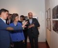 Su Majestad la Reina Doña Sofía durante su recorrido por la exposición “Alzheimer: el Camino de la memoria”