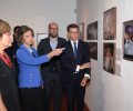 Su Majestad la Reina Doña Sofía observa una de las fotografías de la exposición “Alzheimer: el Camino de la memoria”